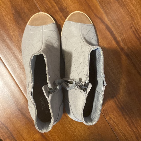 Toms Majorca Peep Toe Gray Suede Quilted Block
Heel Bootie - Picture 2 of 7